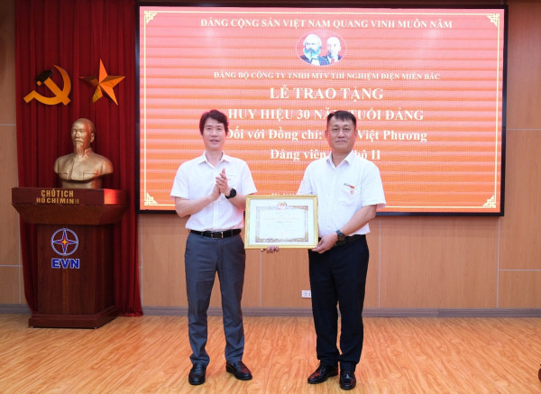 Đảng bộ Công ty TNHH MTV Thí nghiệm điện miền Bắc trao tặng huy hiệu 30 năm tuổi Đảng cho đồng chí Trần Việt Phương